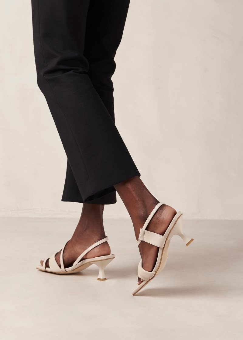 Alohas Asymmetric Straps Cuero Sandals Creme | NVMEI9524